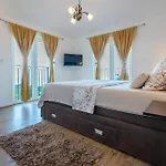 Gabriel With Pool, Sauna, Jacuzzi Makarska