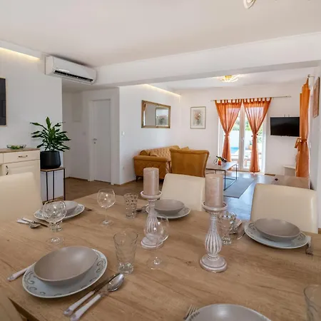 Gabriel With Pool, Sauna, Jacuzzi Vila *