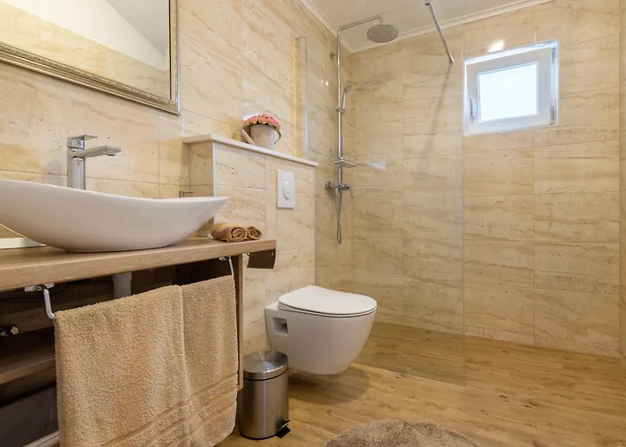 וילה Gabriel With Pool, Sauna, Jacuzzi מאקרסקה