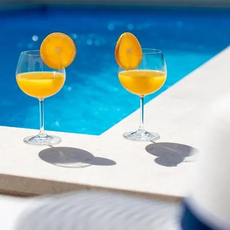 Gabriel With Pool, Sauna, Jacuzzi Villa