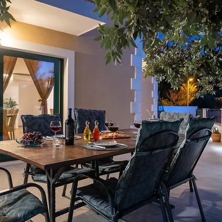 Gabriel With Pool, Sauna, Jacuzzi Villa *