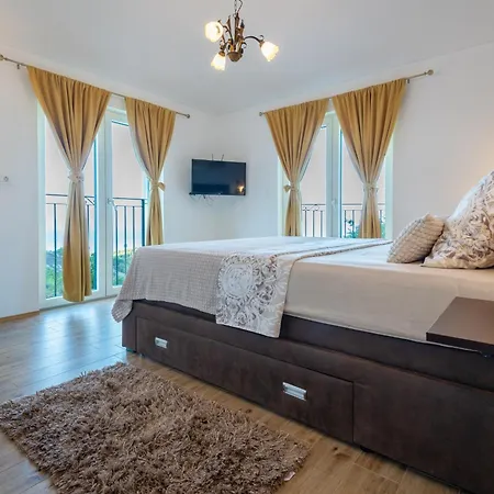 Gabriel With Pool, Sauna, Jacuzzi Makarska