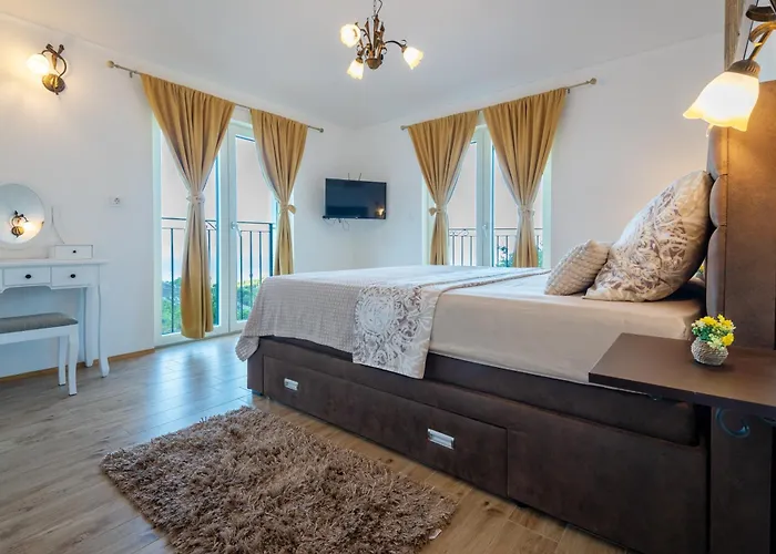 Gabriel With Pool, Sauna, Jacuzzi Makarska