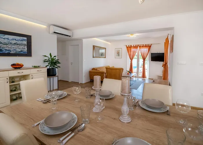 Gabriel With Pool, Sauna, Jacuzzi Villa *